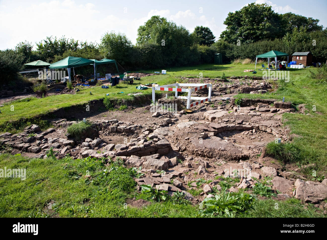 Fouille archéologique à la ville perdue de projet Trellech montrant les murs découverts au Pays de Galles UK Banque D'Images