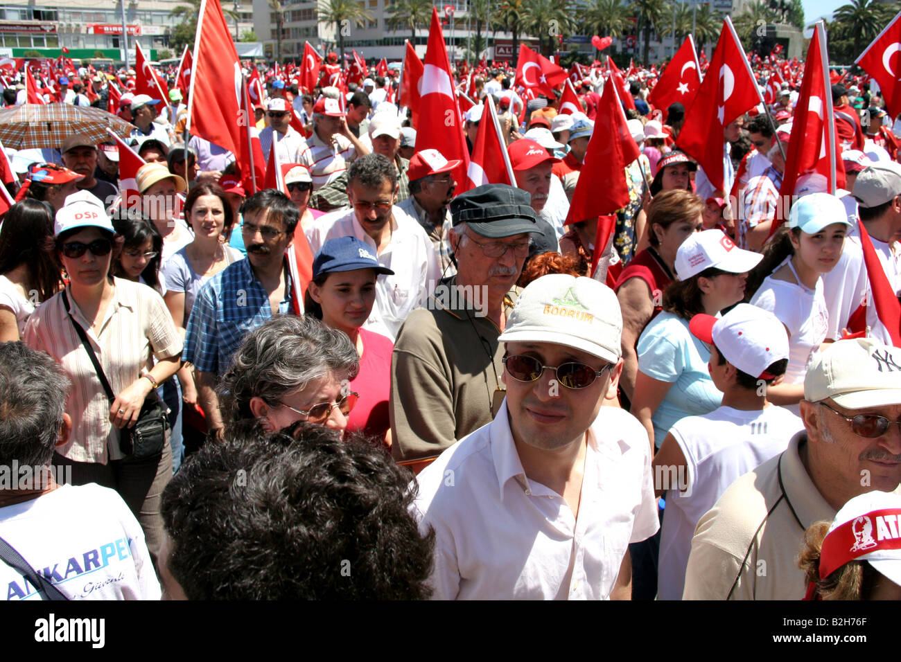 Personnes marche avec des drapeaux turcs dans l'pro rally laïque à Izmir Turquie 13 mai 2007 Banque D'Images