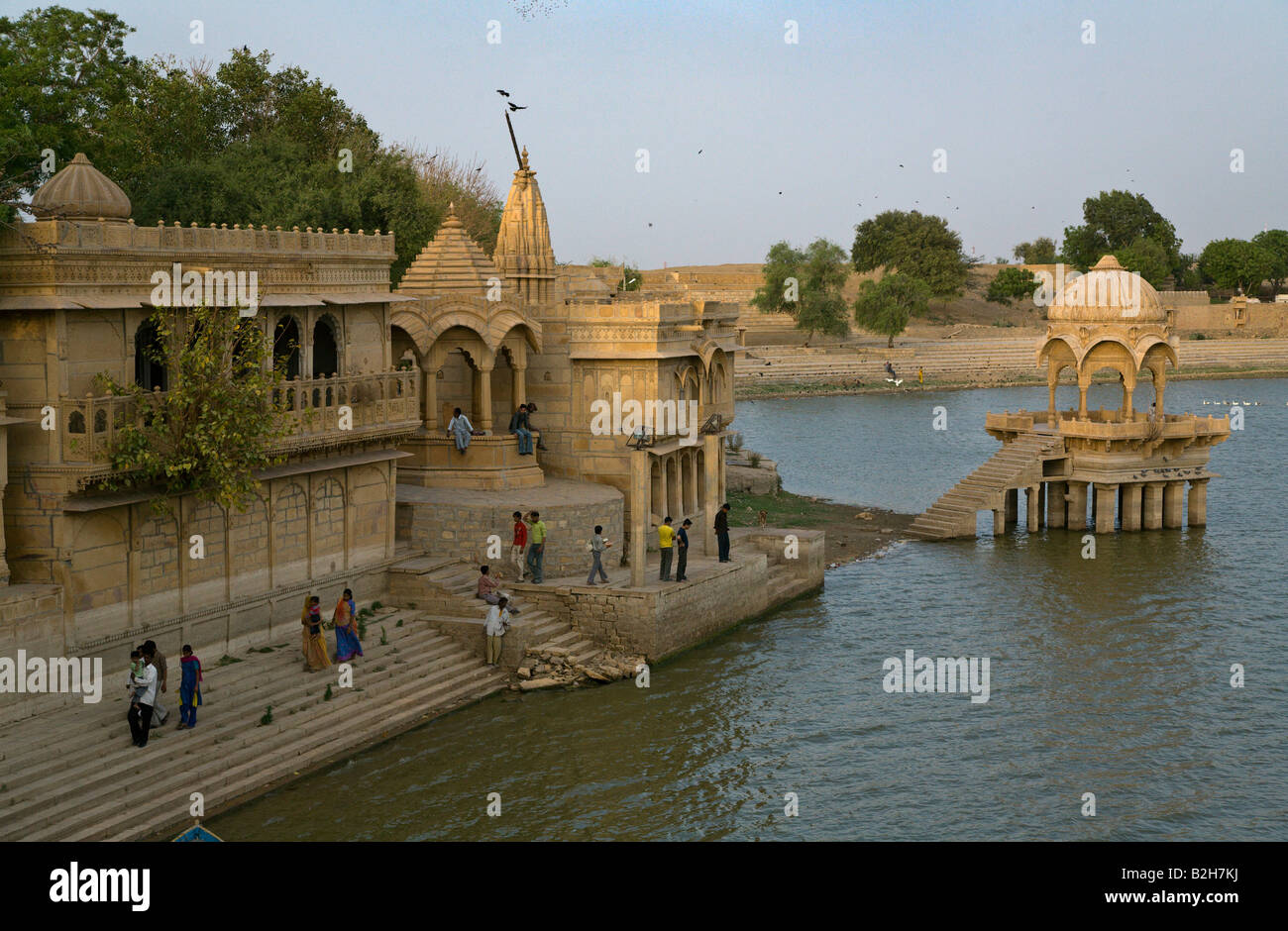 Temples de grès sur les rives de la Gadi Sagar un petit lac dans la ville dorée de JAISALMER RAJASTHAN INDE Banque D'Images