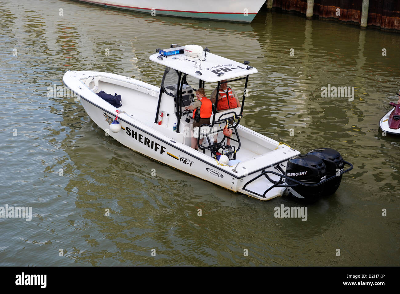 Sheriff députés patrouiller sur l'eau dans un bateau Banque D'Images