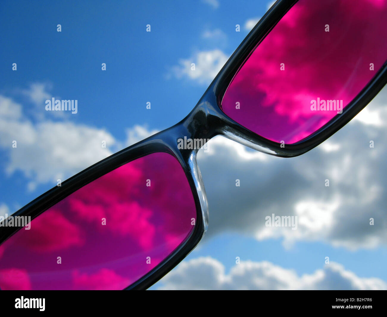 Lunette De Vue Verre Teinté Rose Lunettes de soleil teinté de rose contre le ciel bleu Photo Stock - Alamy