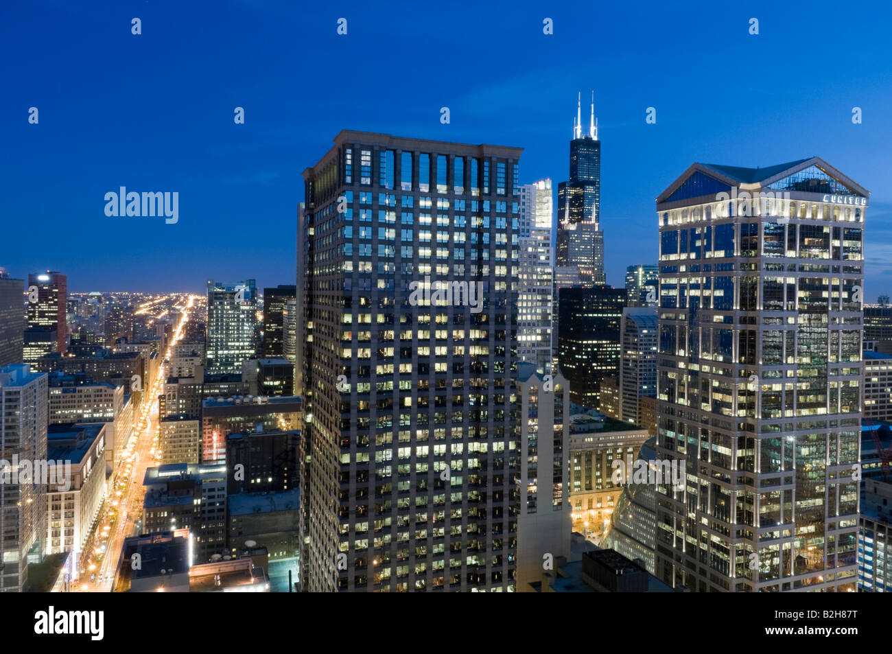 Le centre-ville de Chicago au crépuscule Banque D'Images