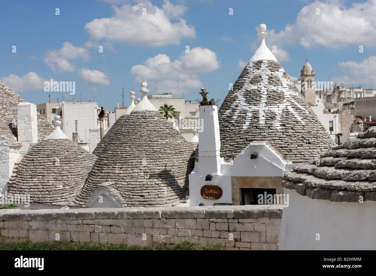 Maisons Trulli avec panneau à l'entrée de la zone unique de l'Trullis d'Alberobello, Bari, Pouilles, Italie est un site classé au Patrimoine Mondial Banque D'Images