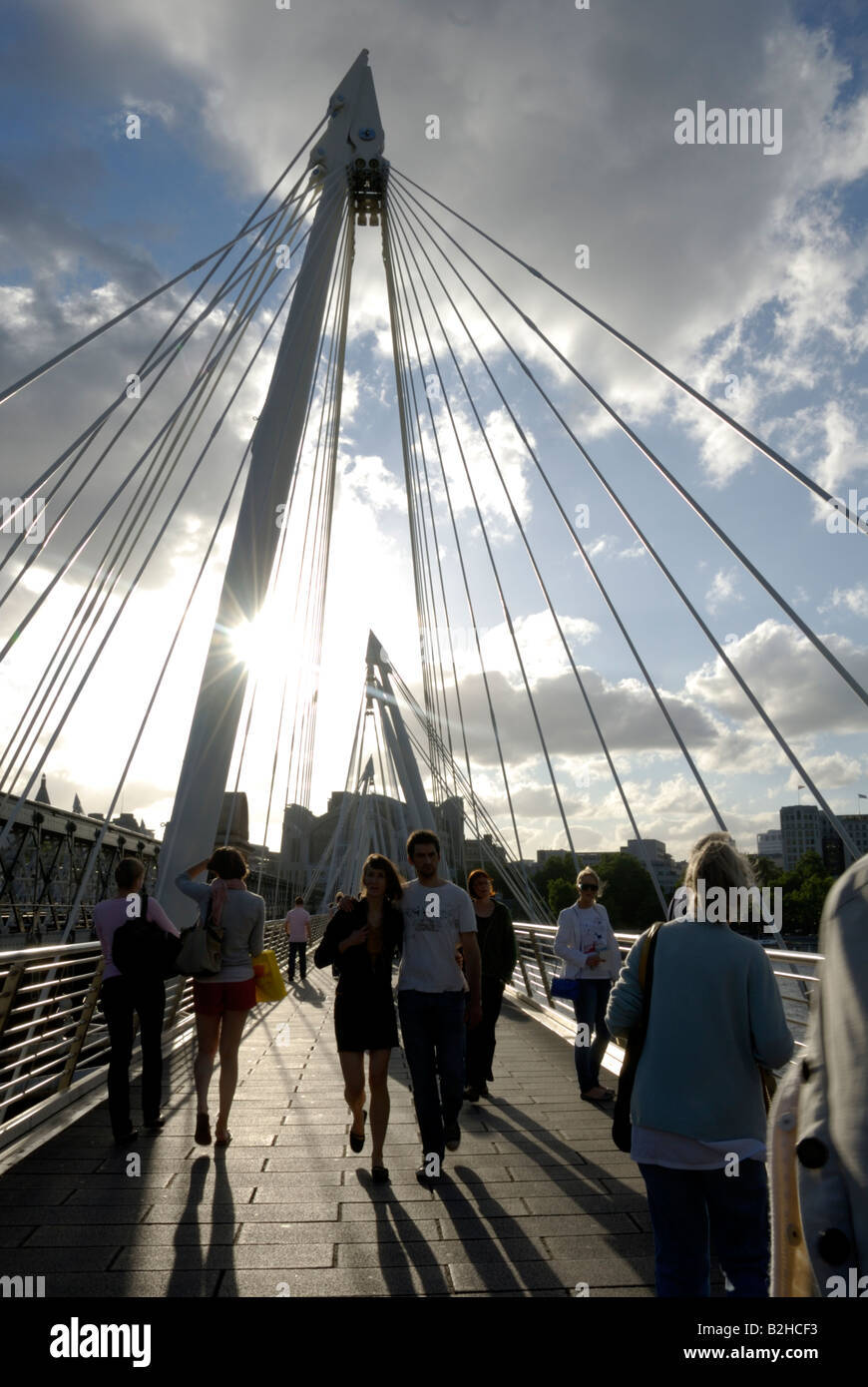 Les personnes qui traversent le pont "Golden Jubelee", Londres Banque D'Images