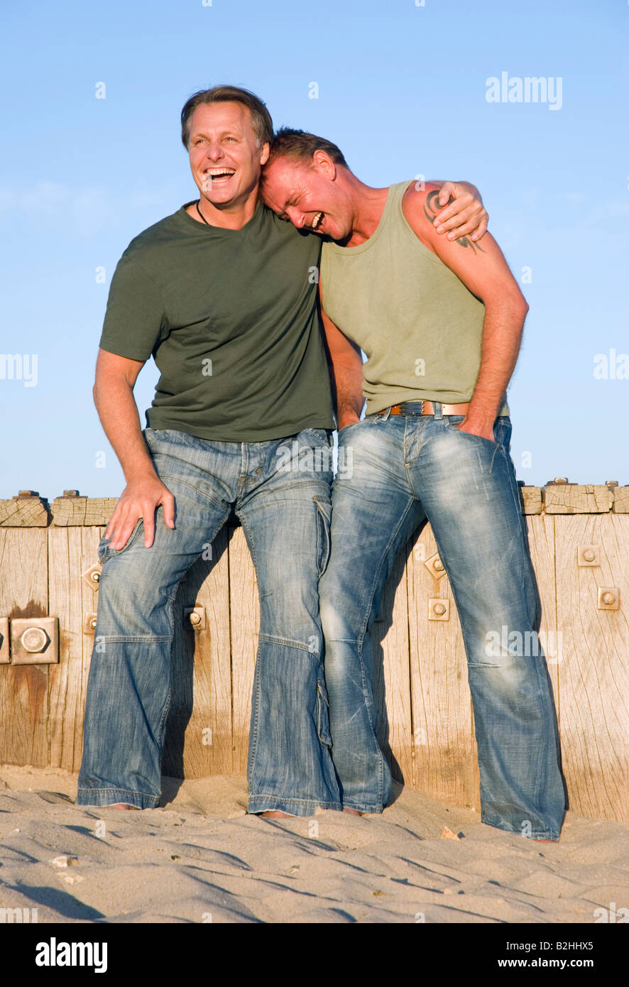 Un heureux couple gay s'amusent sur la plage pendant leurs vacances. Banque D'Images