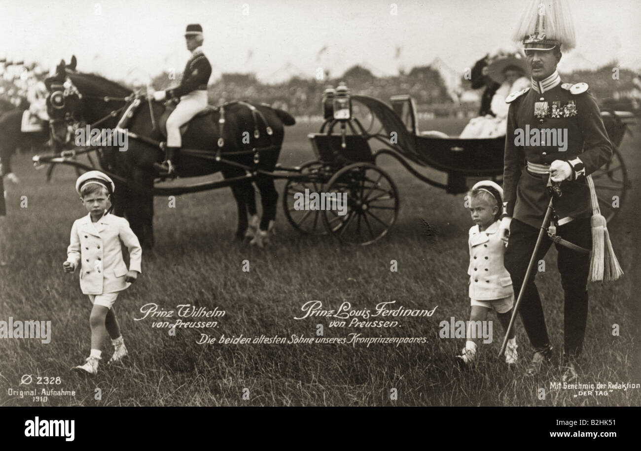 Louis Ferdinand de Prusse, 9.11.1907 - 25.9.1994, économiste allemand, pleine longueur, avec Prince William et adjudant, en uniforme, carte postale après la photo originale, 1910, Banque D'Images