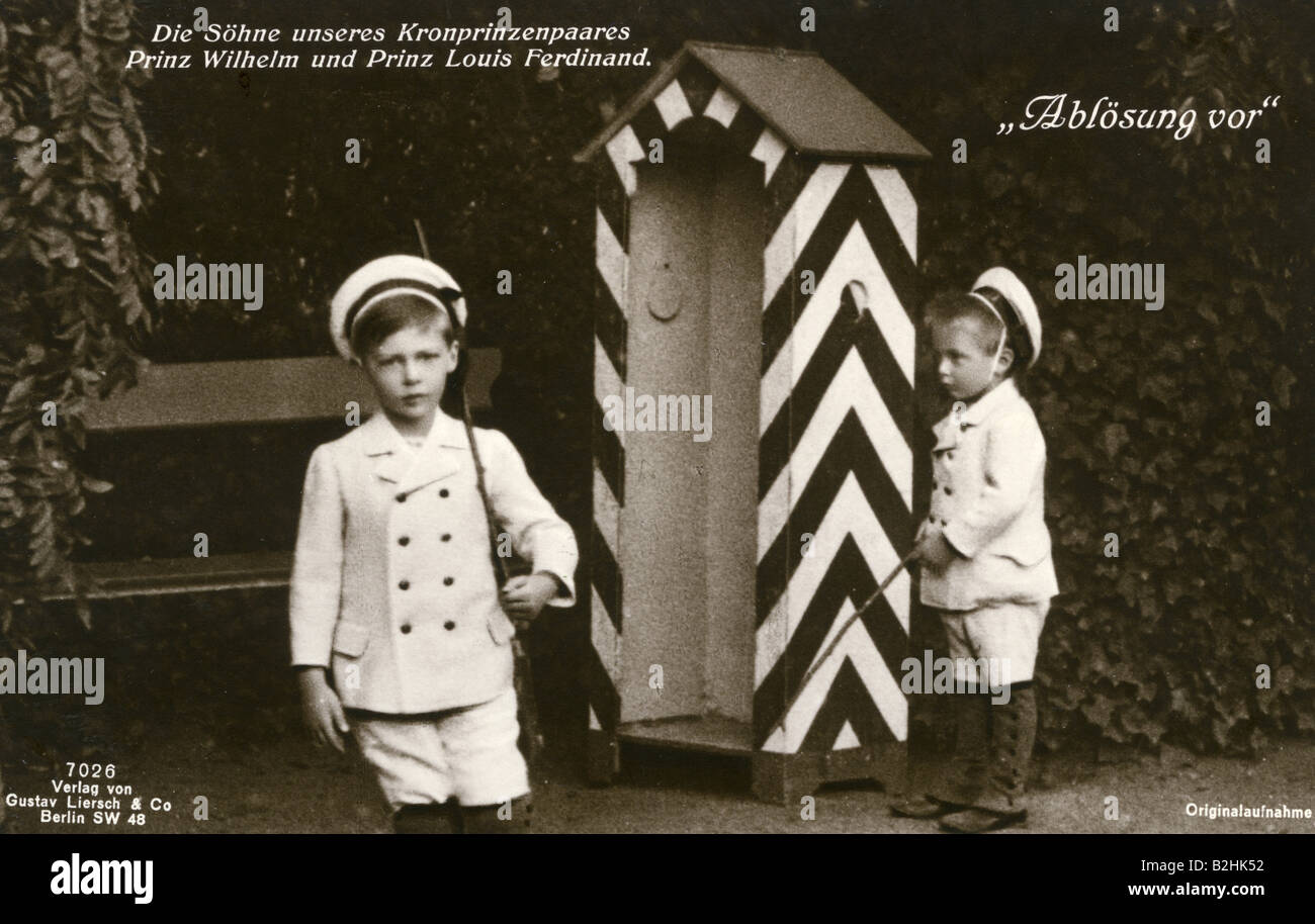Louis Ferdinand Prince of Prussia, 9.11.1907 - 25.9.1994, économiste allemand, demi-longueur, avec Prince William, en uniforme, carte postale, vers 1914, Banque D'Images