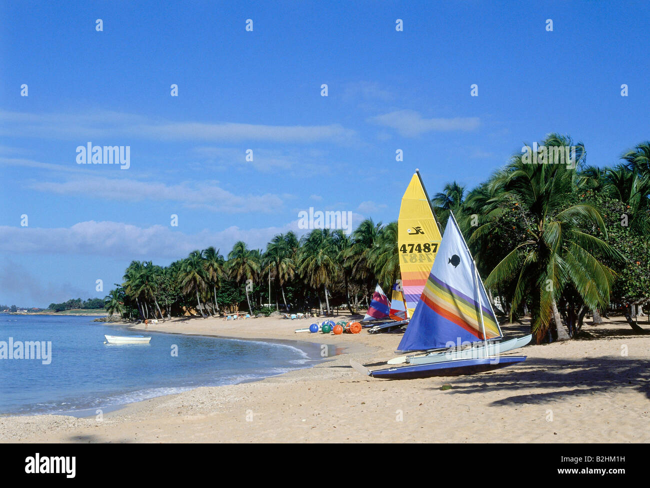 Géographie / voyages, République Dominicaine, la Romana, plages, camp de vacances Casa de Campo, plage de palmiers, Banque D'Images