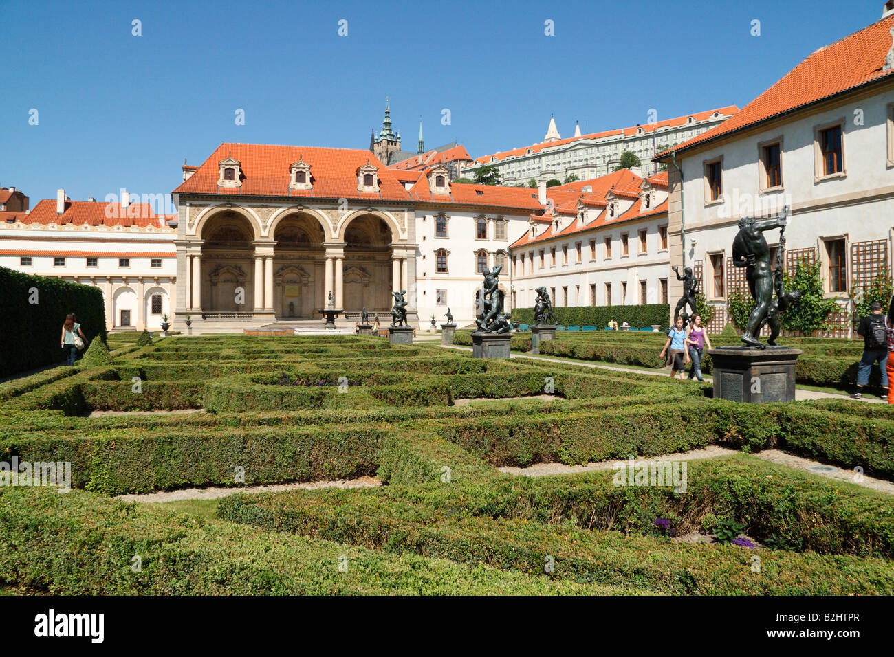 La vue de l'intérieur du palais et jardins de Prague l'allée avec des statues en bronze de la dieux mythologiques Banque D'Images