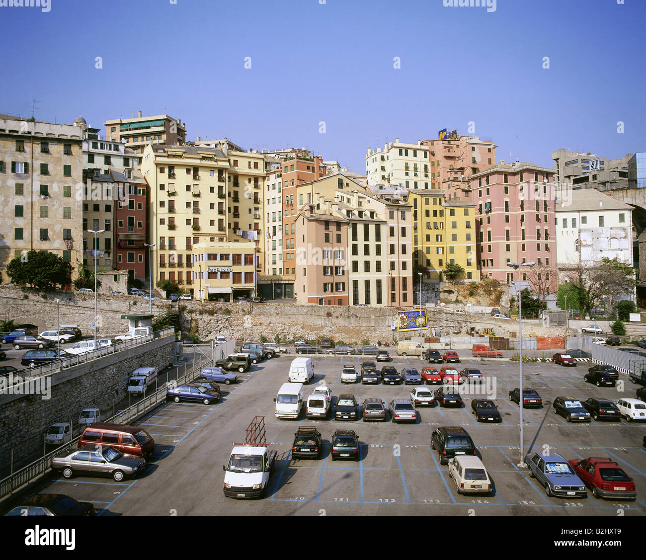 Géographie / voyages, Italie, Sarzano, vue sur la ville, paysage urbain, parking, Banque D'Images