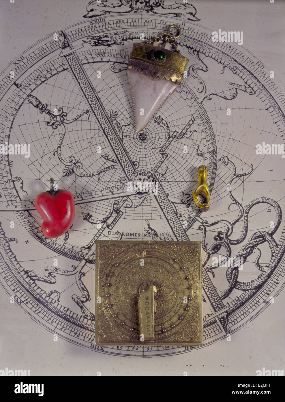 Superstition, différentes amulettes, dent de requin et perle de corail précieuse, en dessous de l'horloge nocturne d'Augsbourg, XVIe siècle, guide de l'utilisateur du Musée national de Bavière, astrolab, historique, historique, Banque D'Images