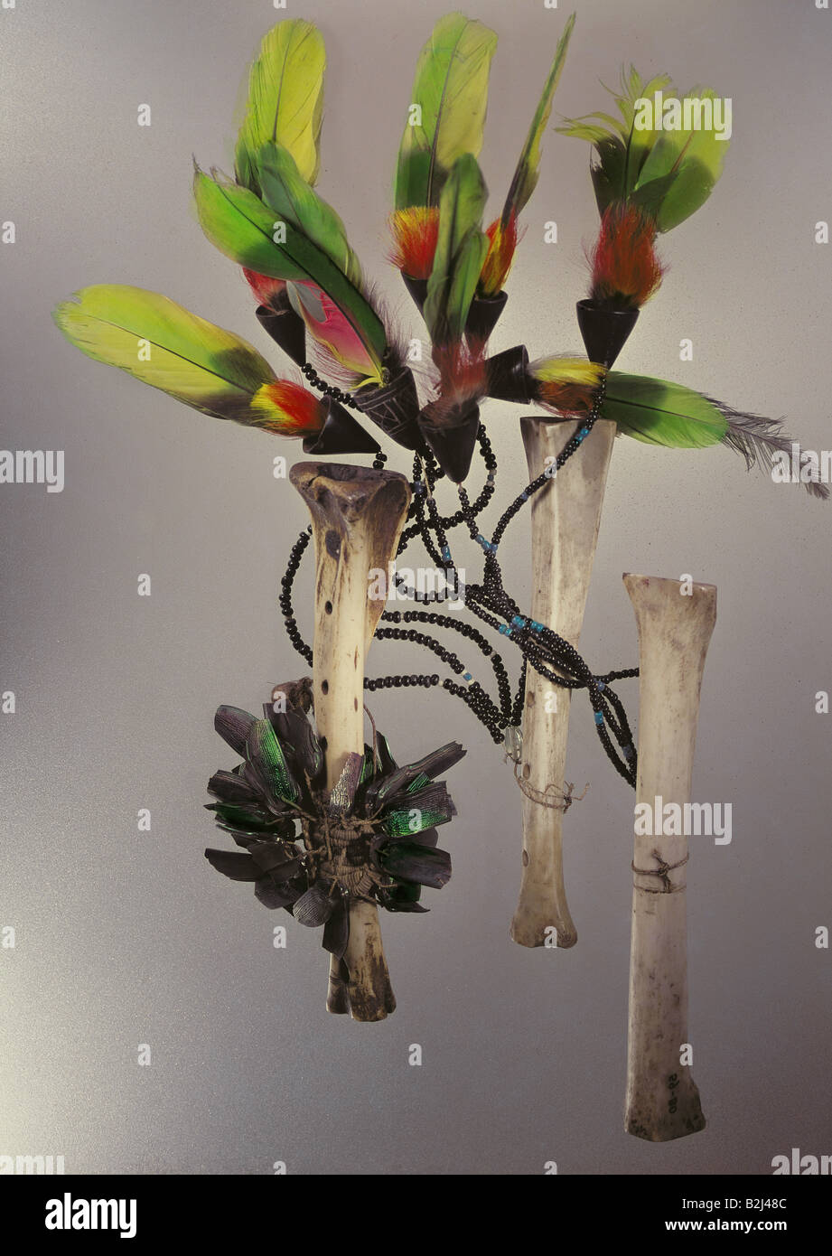 Musique, instruments, trois flûtes osseuses, cordon ornemental, perles, plumes de perroquet, ailes de coléoptères, Venezuela, Collection d'instruments de musique, Musée de Munich, historique, historique, instrument, Amérique du Sud, bassin d'Orinoco, instruments de vent, flûte, indienne, Indiens, perle, plume, aile, Banque D'Images