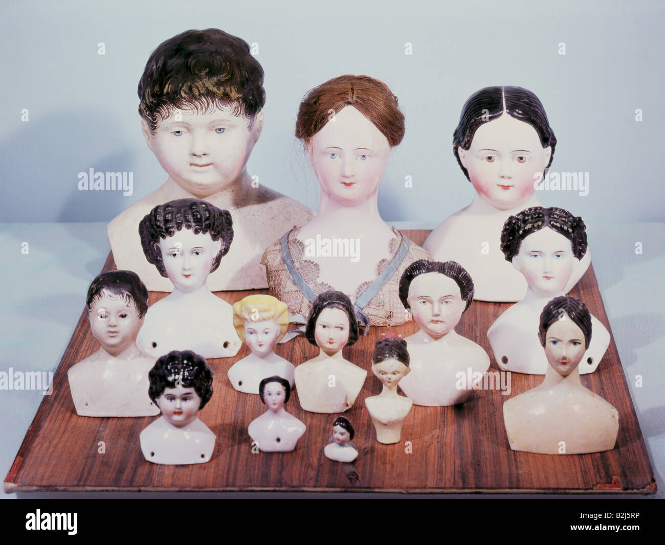 Jouets, poupées, têtes de poupées, bois, sculptés, porcelaine, machine à papier, hauteur 2 cm - 17,5 cm, Allemagne, milieu du XIXe siècle, Munich City Museum, historique, historique, tête, jouet, Berchtesgaden, Oberammergau, Sonneberg, peinture sous-glaçure, perruque, gens, Banque D'Images