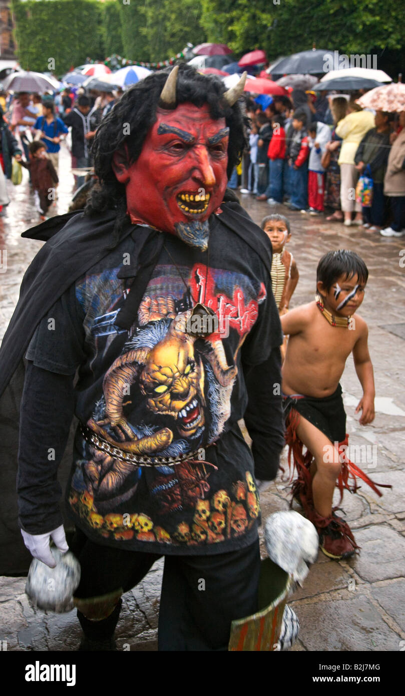 Un homme dans un costume promenades dans le FESTIVAL DE SAN MIGUEL  ARCHANGEL PARADE SAN MIGUEL DE ALLENDE MEXIQUE Photo Stock - Alamy