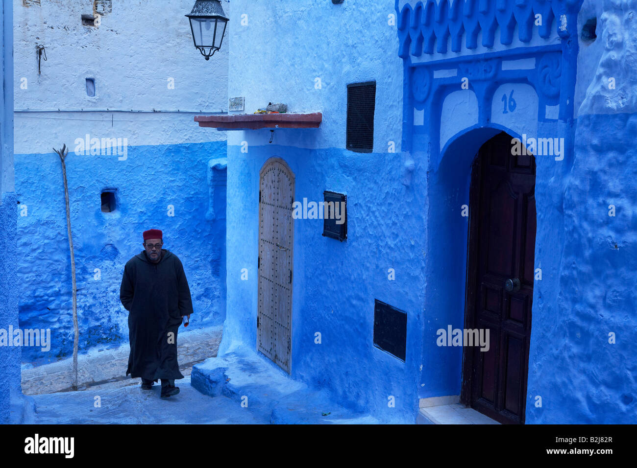 Des scènes de rue dans la ville fortifiée de bleu Chefchaouen, Maroc Banque D'Images