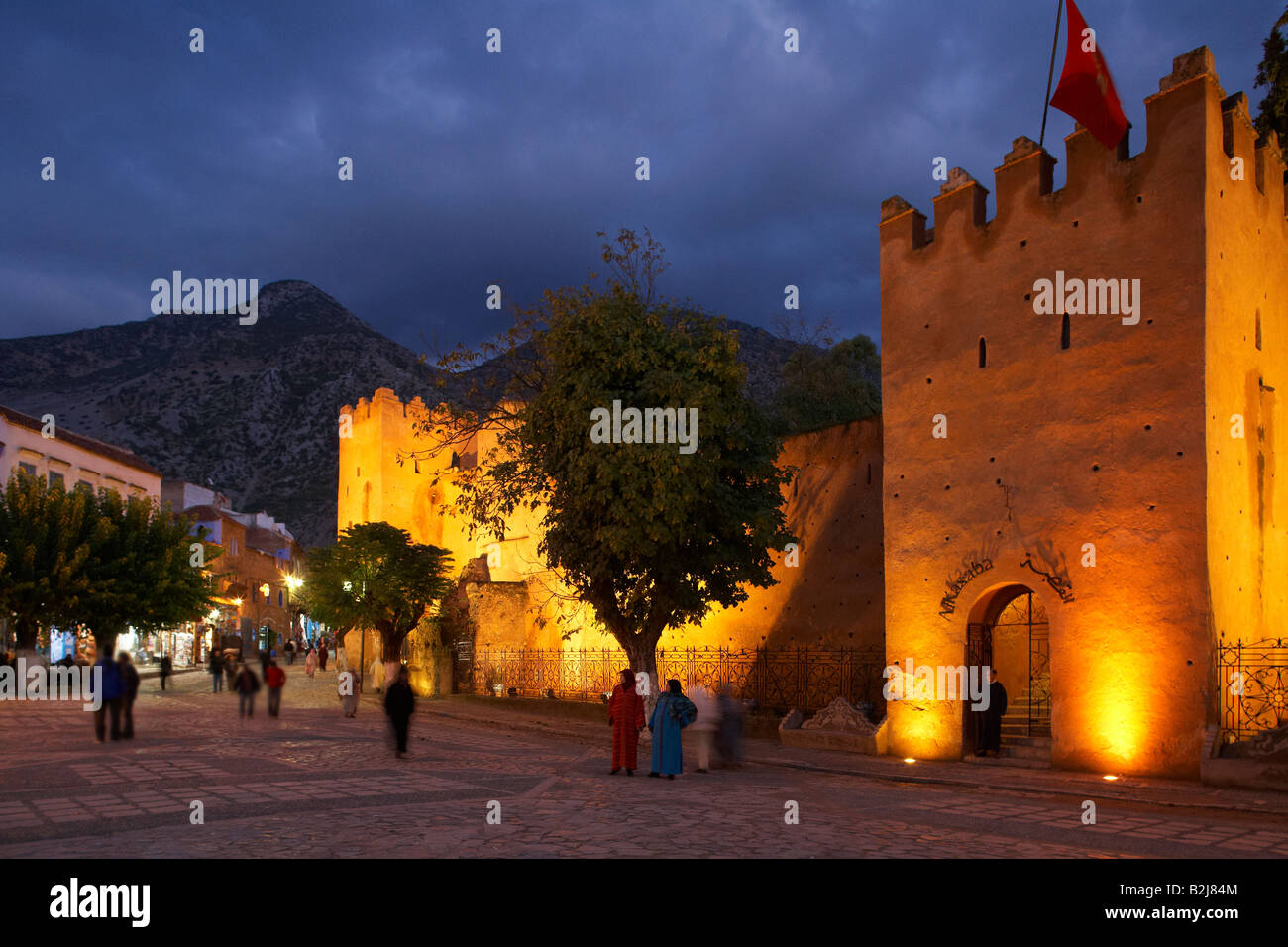 Plaza Uta el-Hammam et le Fondouk au crépuscule, Chefchaouen, Maroc Banque D'Images