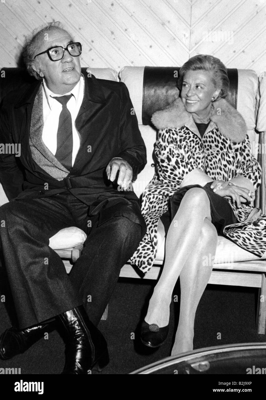 Fellini, Federico, 20.1.1920 - 31.10.1993, directeur italien, avec la femme Giulietta Masina, aéroport de Munich, 1982, Banque D'Images