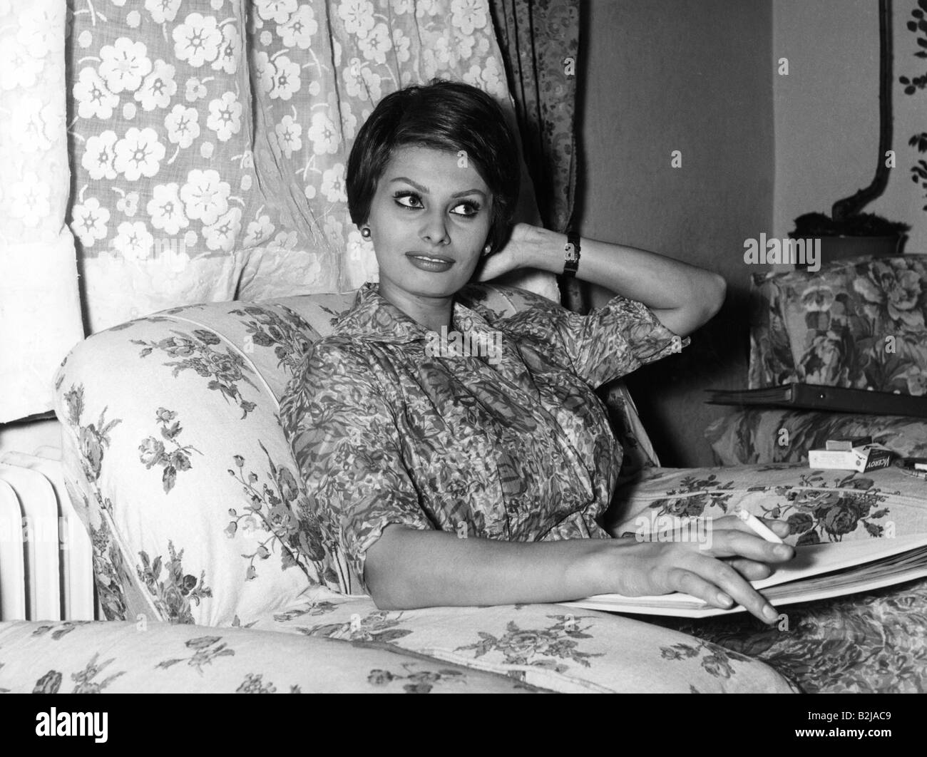 Loren, Sophia, * 20.9.1934, actrice italienne, demi-longueur, assise dans un fauteuil, cigarette à fumer, années 60, Viceroy, album, , Banque D'Images