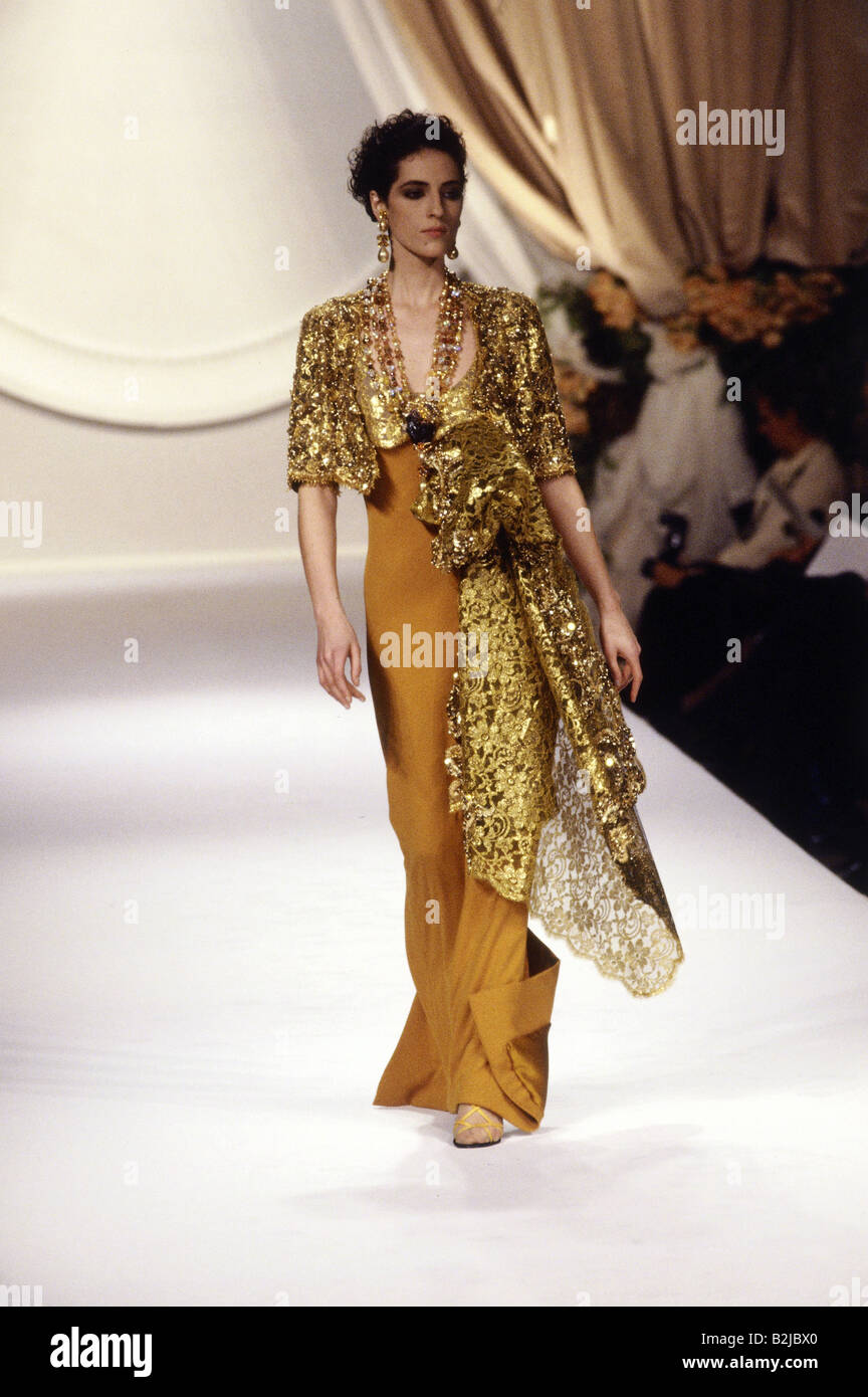 Mode, années 1990, mannequin, tenue de soirée robe, pleine longueur,  passerelle, Haute Couture, été de printemps, par Christian Dior, Paris,  1990 Photo Stock - Alamy