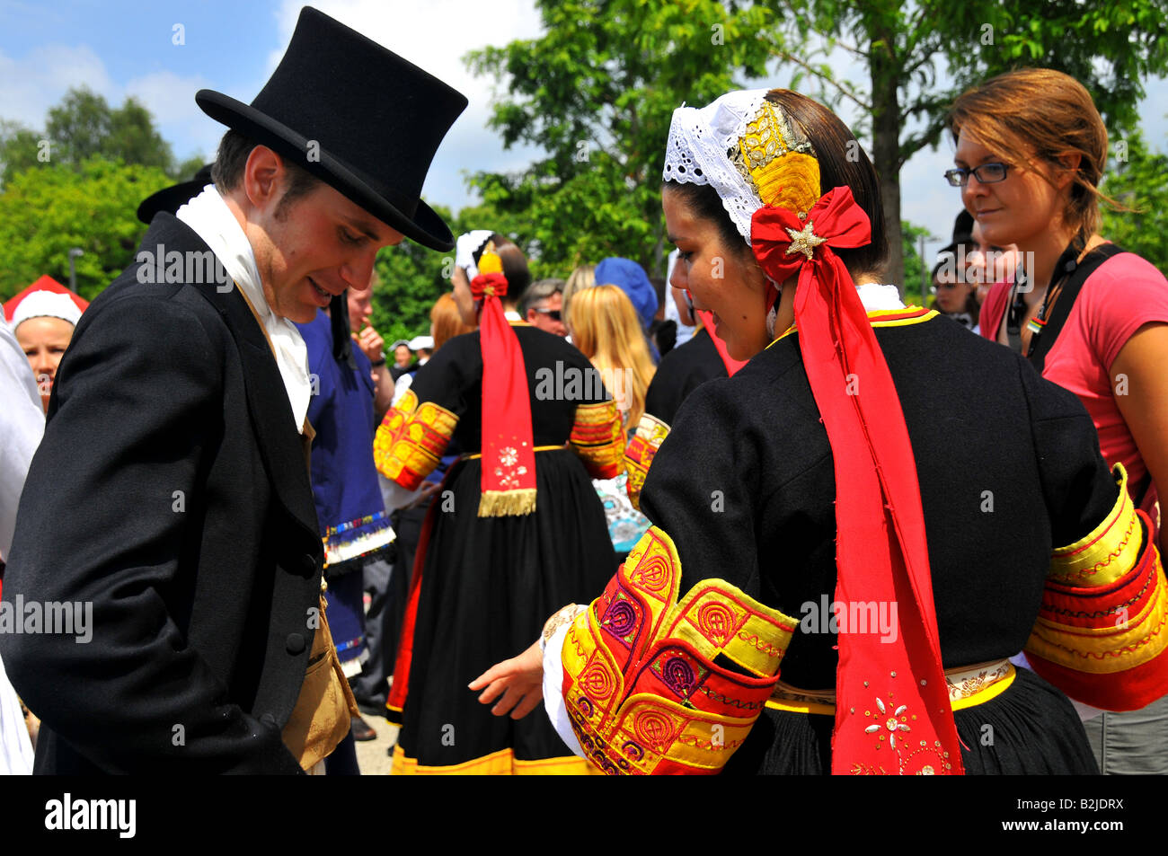 Le francais l homme et de la femme habillee en costume traditionnel breton pendant la festival de Cornouaille a Quimper Bretagne 2008 Photo Stock Alamy