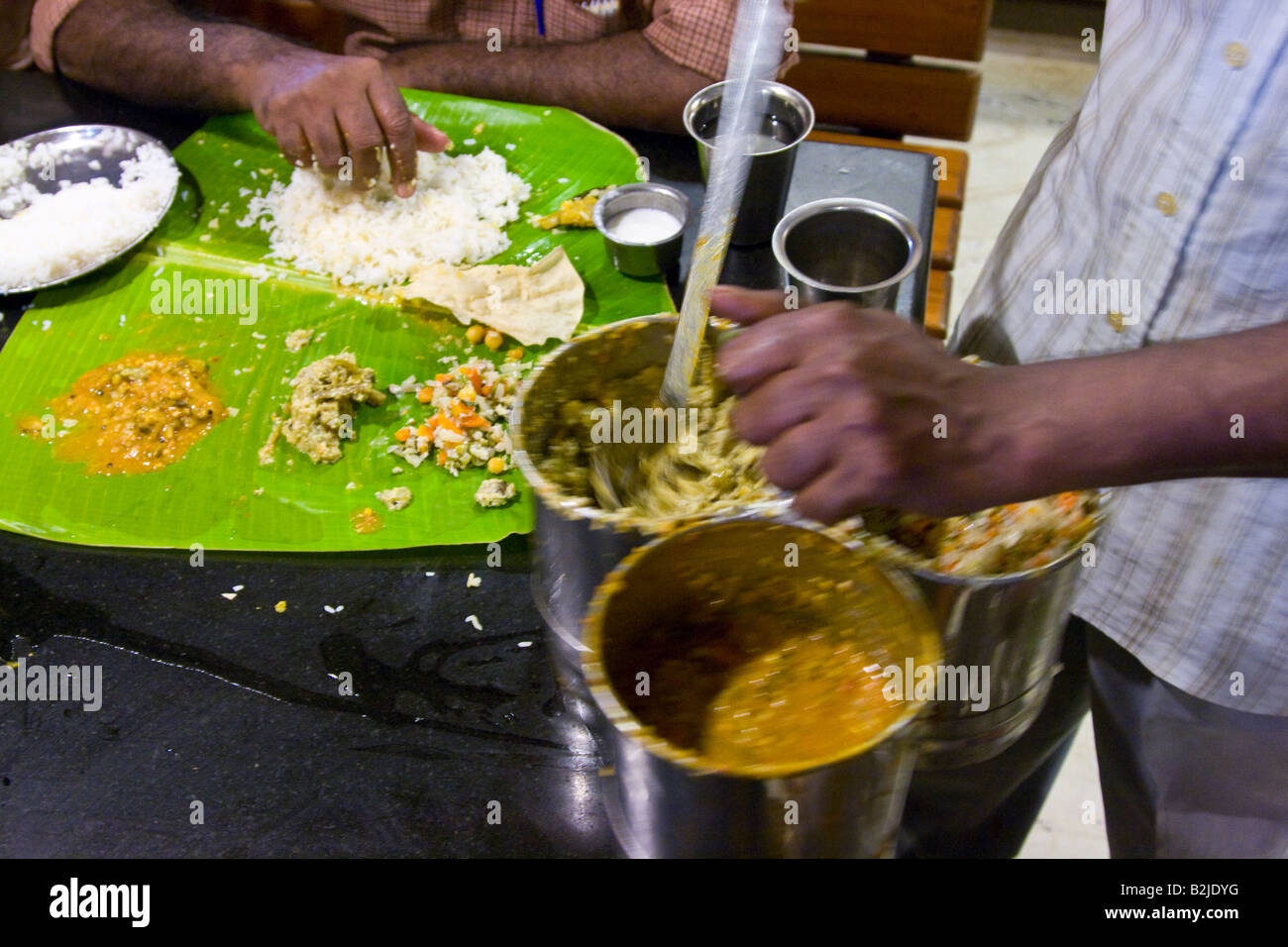 Au service de plus de nourriture sur un Thali à Madurai Inde du Sud Banque D'Images