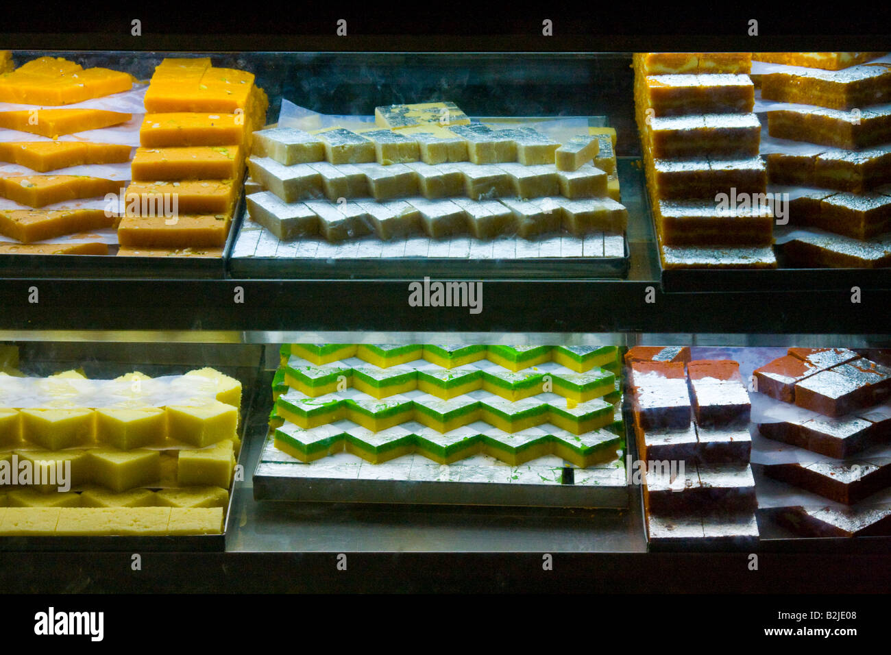 Desserts indiens dans un Sweet Shop à Madurai Inde du Sud Banque D'Images