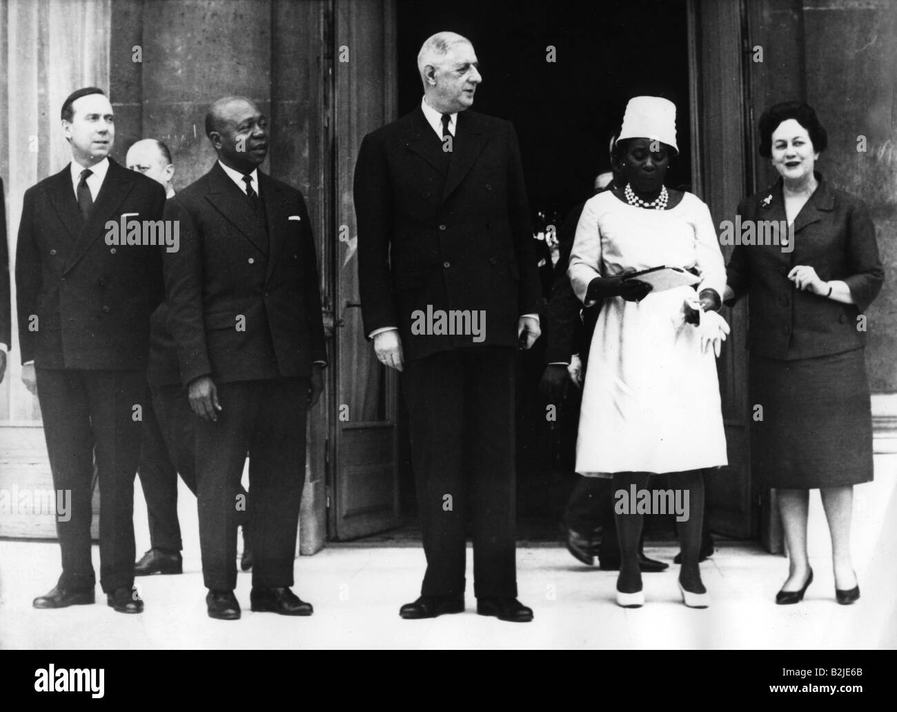 M'ba, Leon, 1902 - 28.11.1967, politicien africain, président du Gabon 17.8.1960 - 28.11.1967, visite en France, Elysée Palace, Paris, 22.3.1961, avec le président Charle de Gaulle et les femmes, Banque D'Images