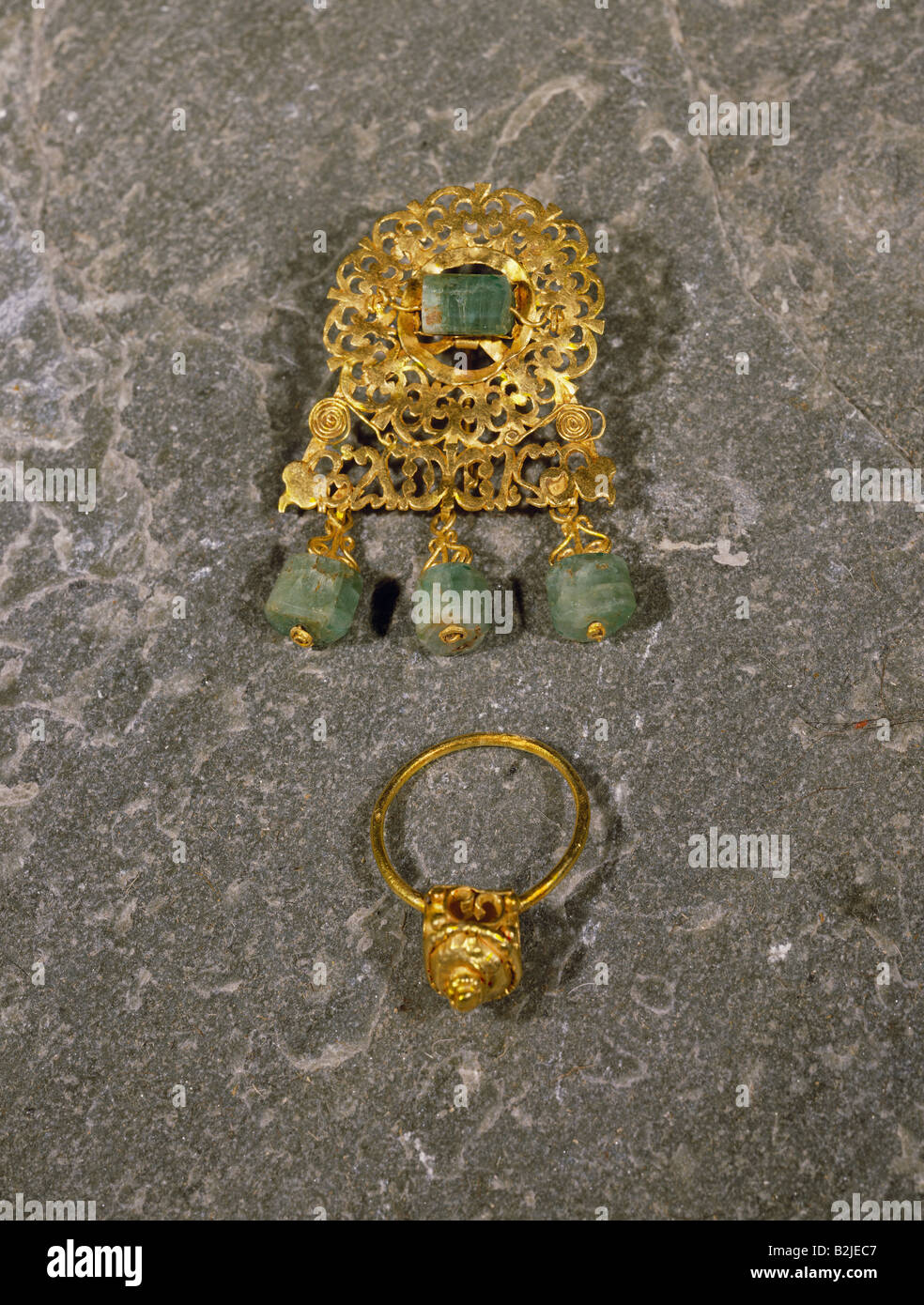 Beaux-arts, antiquité, bijoux, boucles d, ci-dessus : Syrian-Roman, gold, emerald, hauteur 5 cm, 2e siècle, ci-dessous : Byzantine, hauteur 3,1 cm, 6ème / 7ème siècle, collection privée, l'artiste n'a pas d'auteur pour être effacé Banque D'Images