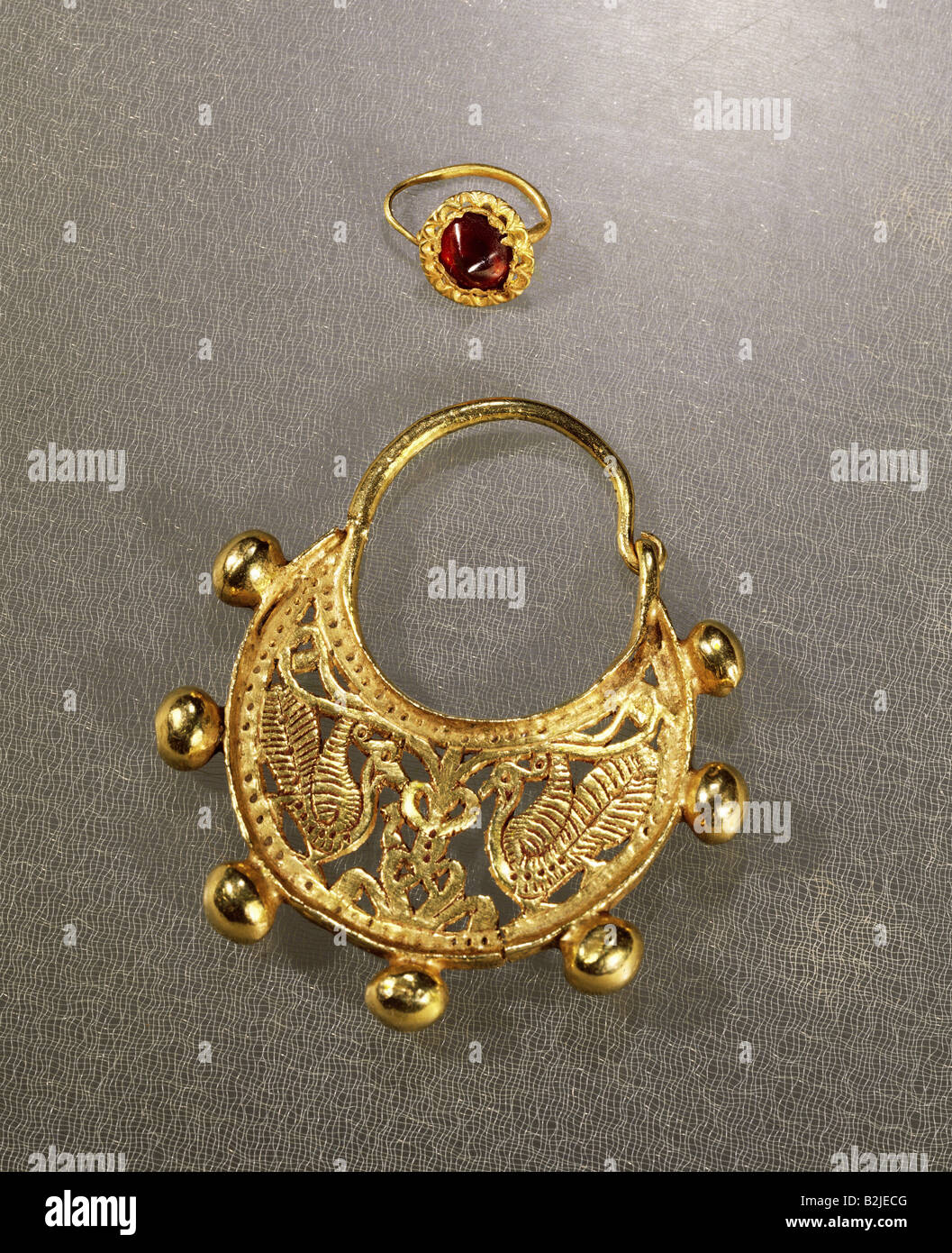 Beaux-arts, antiquité, bijoux, boucles d, ci-dessus : Roman, or, rubis, hauteur 1,2 cm, 2ème / 3ème siècle, ci-dessous : Byzantine, l'or, hauteur 4,5 cm, 6ème / 7ème siècle, collection privée, l'artiste n'a pas d'auteur pour être effacé Banque D'Images