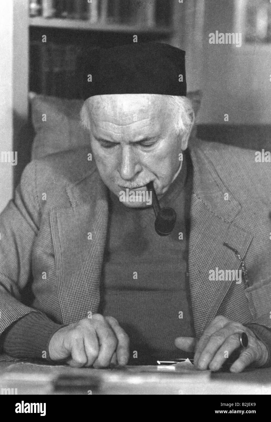 Jung, Carl Gustav, 26.7.1875 - 6.6.1961, Suisse medic/médecin et psychologue, assis au bureau, travaillant, à partir des années 1940, C.G., fondateur de la psychologie analytique, Jungian psychologie, fumage, pipe, lecture, écriture, CAP, headdress, , Banque D'Images
