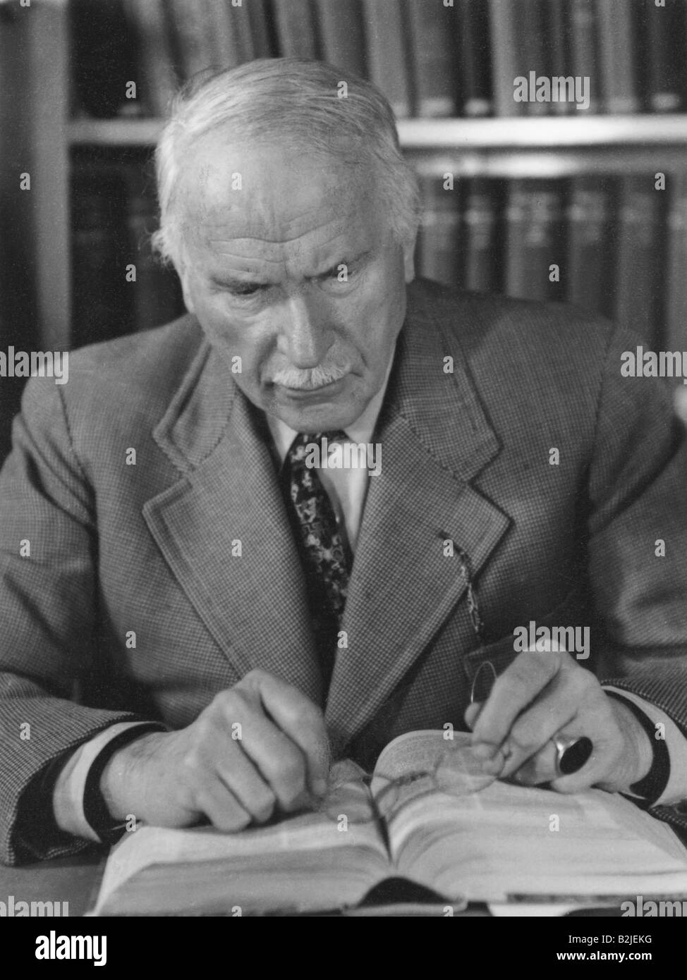 Jung, Carl Gustav, 26.7.1875 - 6.6.1961, Suisse medic/médecin et psychologue, lecture dans un livre, à partir des années 1940, C.G., fondateur de la psychologie analytique, Jungian psychologie, , Banque D'Images