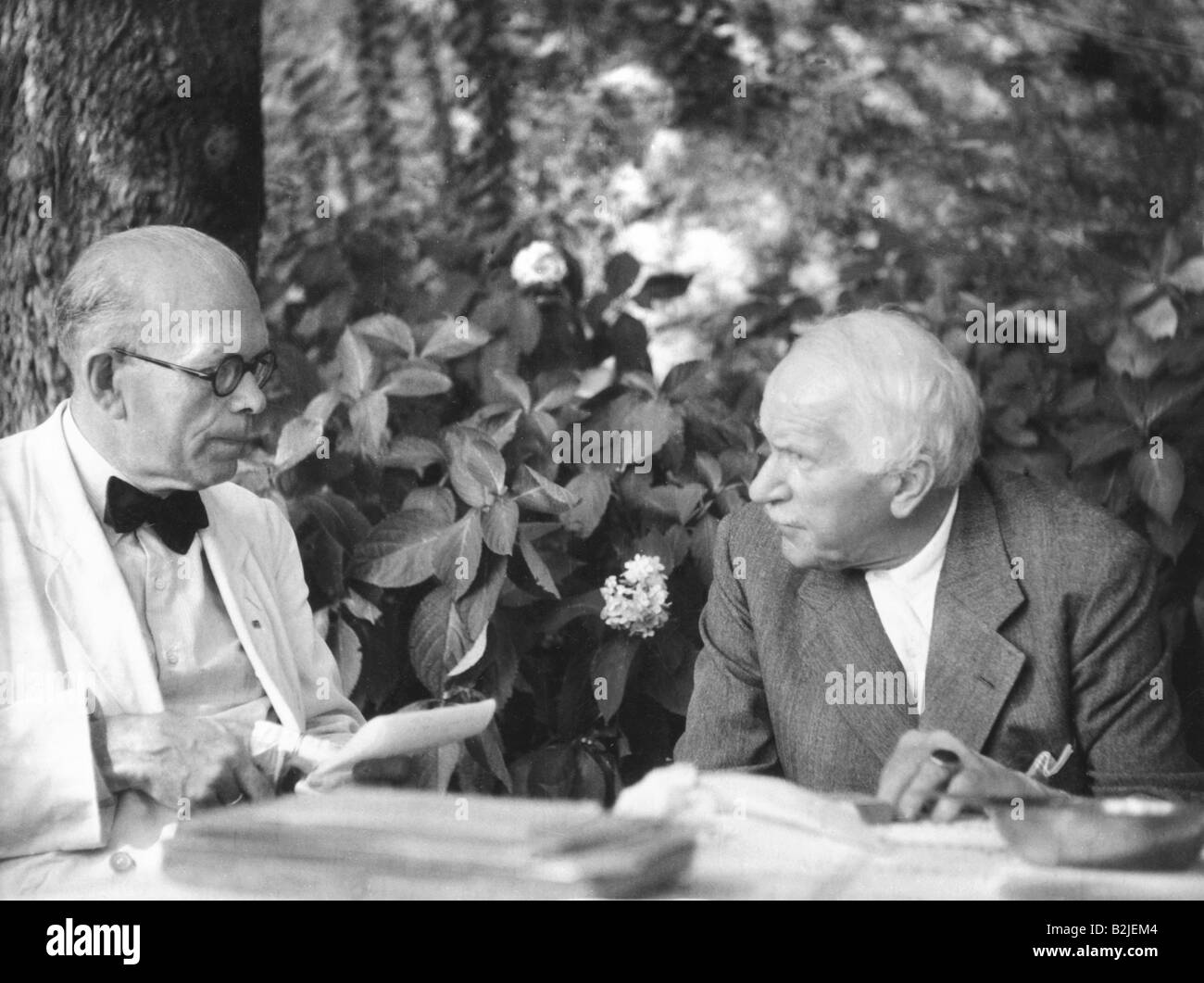 Jung, Carl Gustav, 26.7.1875 - 6.6.1961, Suisse medic/médecin et psychologue, avec le professeur K.L. Schmitt, assis à la table dans le jardin, années 1940, à l'extérieur, en activité, parc, , Banque D'Images