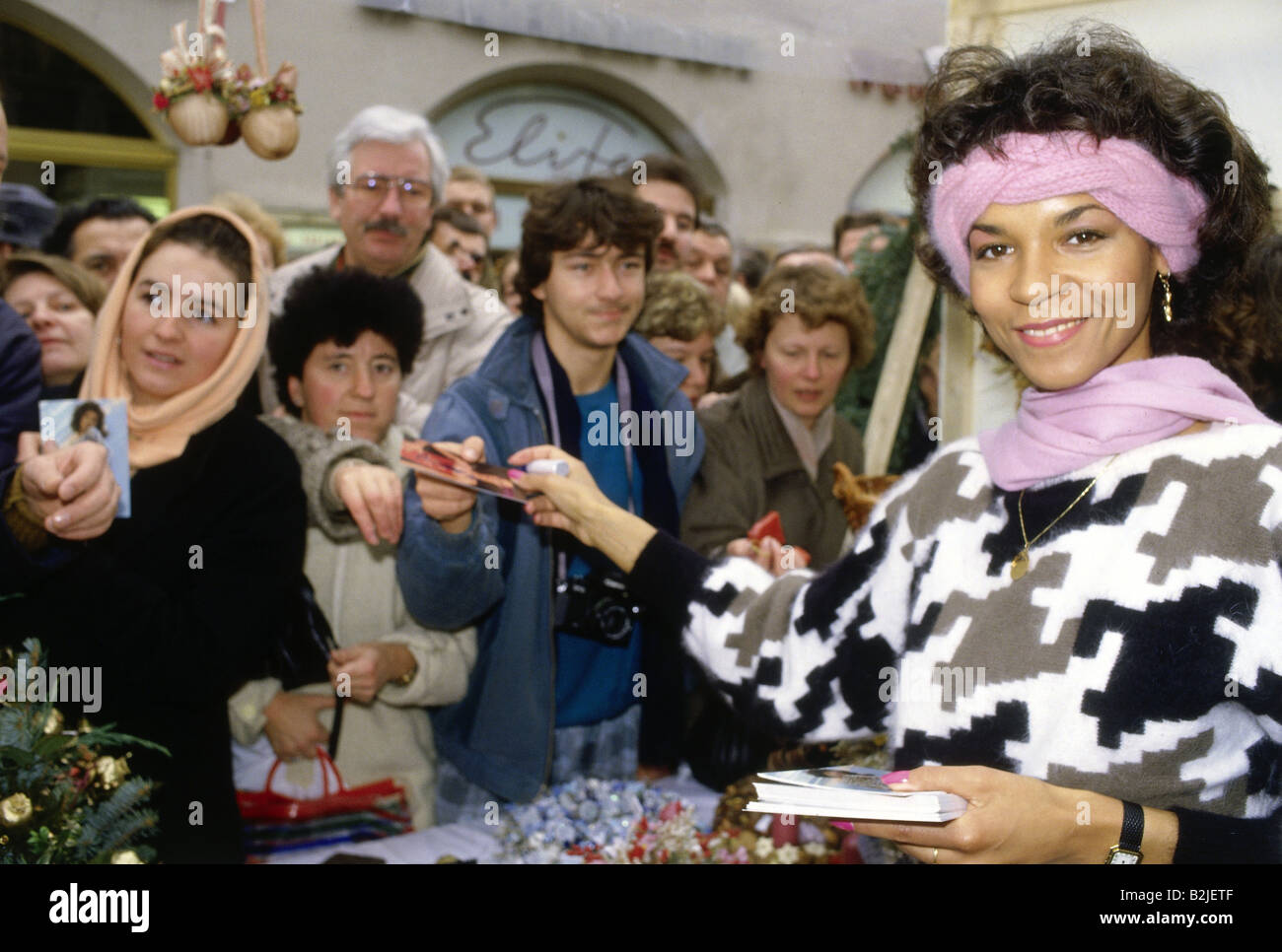 Wulf, Ramona, * 10.10.1954, chanteur allemand (musique Schlager), demi-longueur, donnant des authographes, années 1990, Banque D'Images