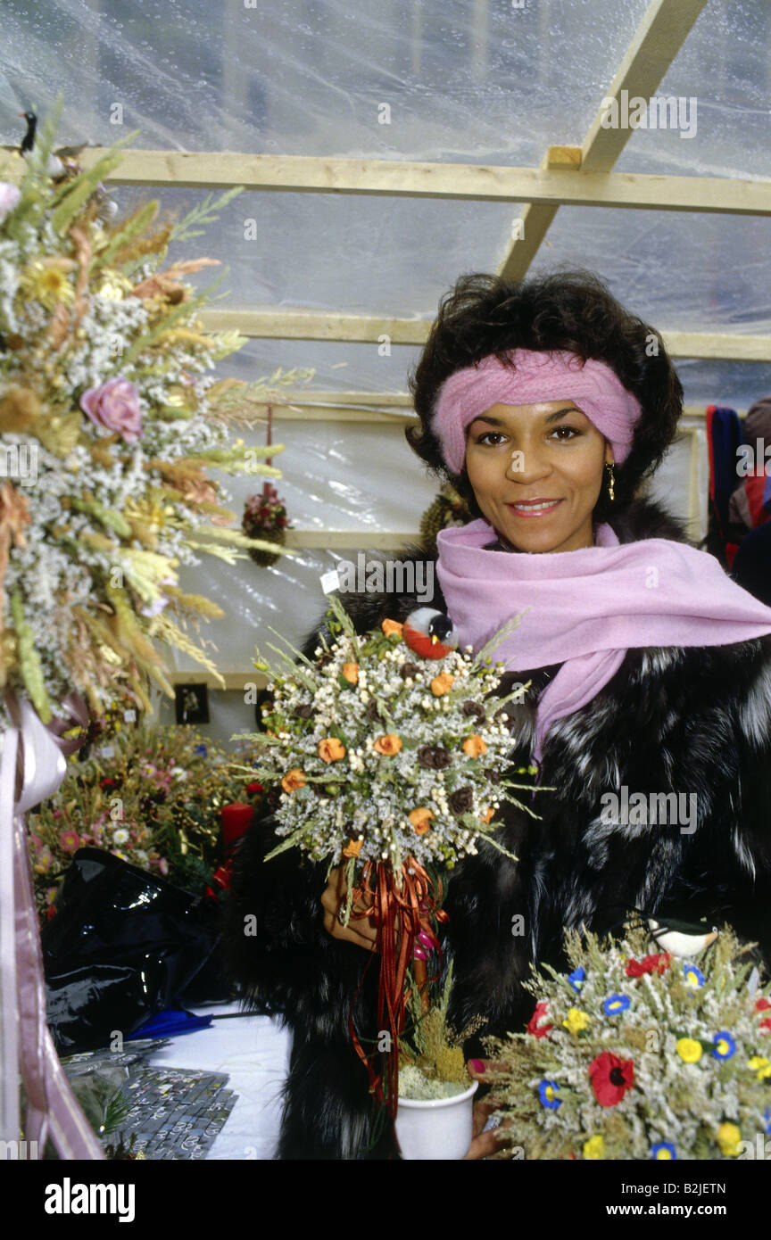 Wulf, Ramona, * 10.10.1954, chanteur allemand (musique Schlager), demi-longueur, donnant des authographes, années 1990, Banque D'Images