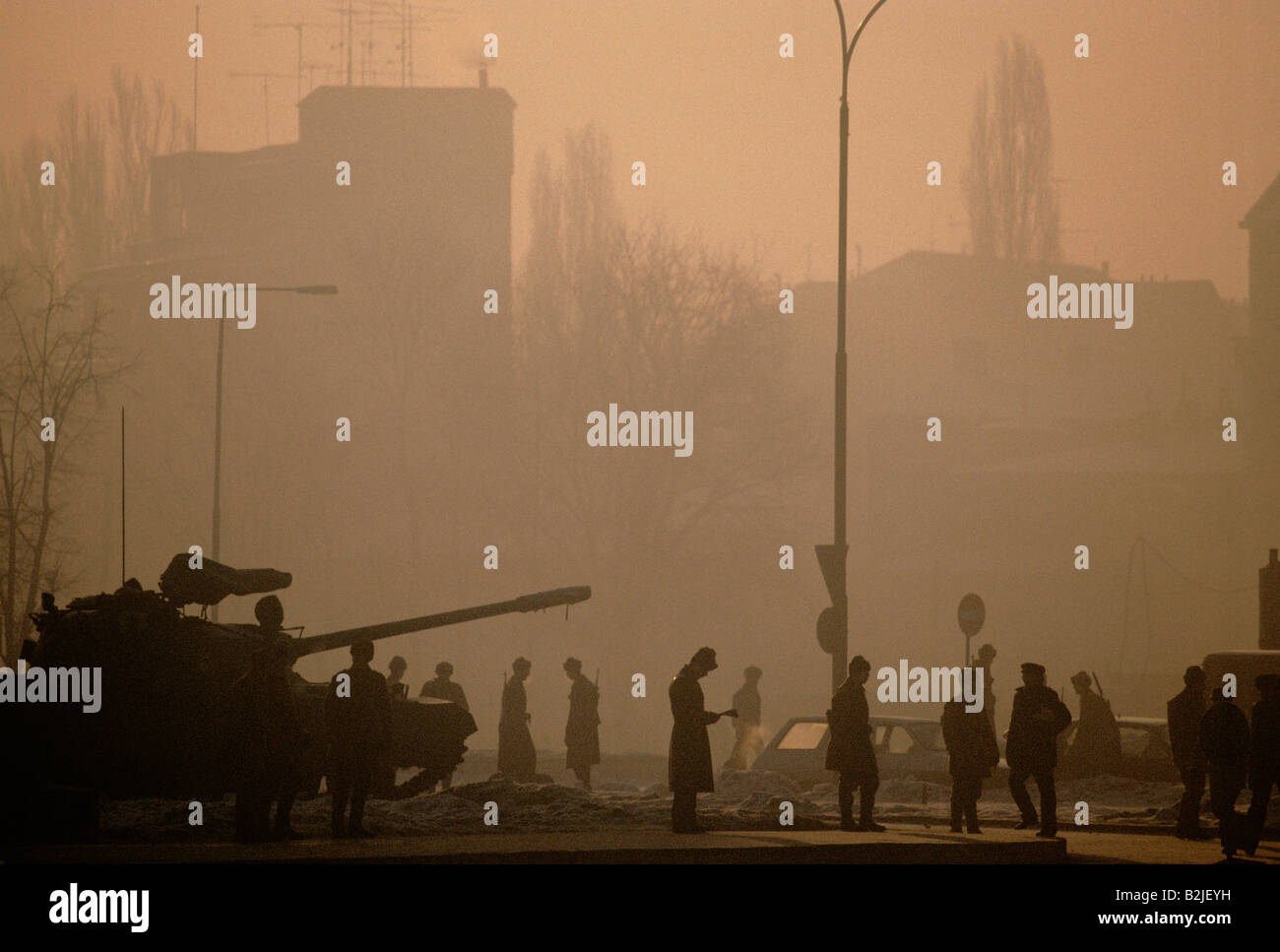 Des chars et des soldats qui gardaient le centre de Bucarest de la révolution Banque D'Images