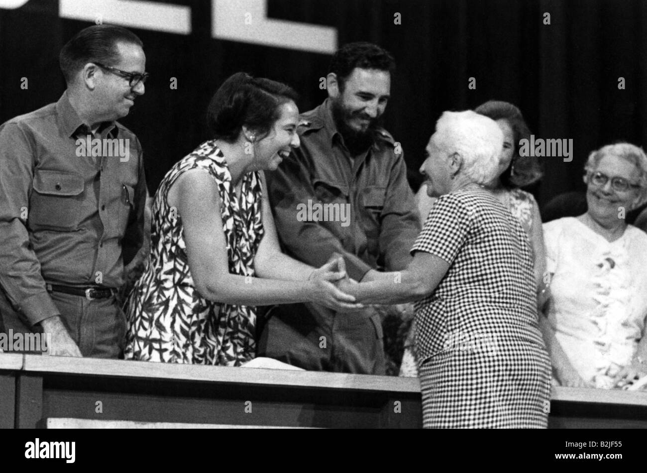 Castro, Fidel, * 13.8.1927, homme politique cubain, chef d'État depuis 1959, avec Vilma Espinin, félicitant Rosa Pereda, 10ème anniversaire de FMC, (Fédération des femmes cubaines), 1970, en serrant les mains, compliments, félicitations, félicitations, poignée de main, femme, femme, femme, femme, Banque D'Images