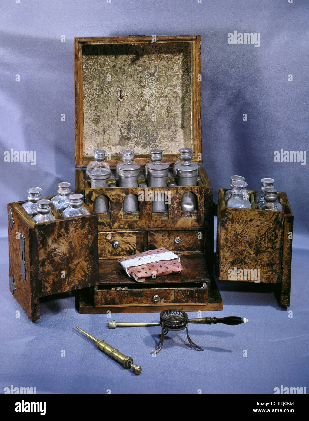 Médecine, pharmacie, pharmacie Cabinet pour voyager, bois de bourrier, Suisse, XVIIe siècle, pharmacie Historical Museum, Bâle, racine, balises, fioles, fioles, fioles, santé, historique, historique, pharmacies, jounes, voyages, boîte, poitrine, boîte, boîte, bocaux, Banque D'Images