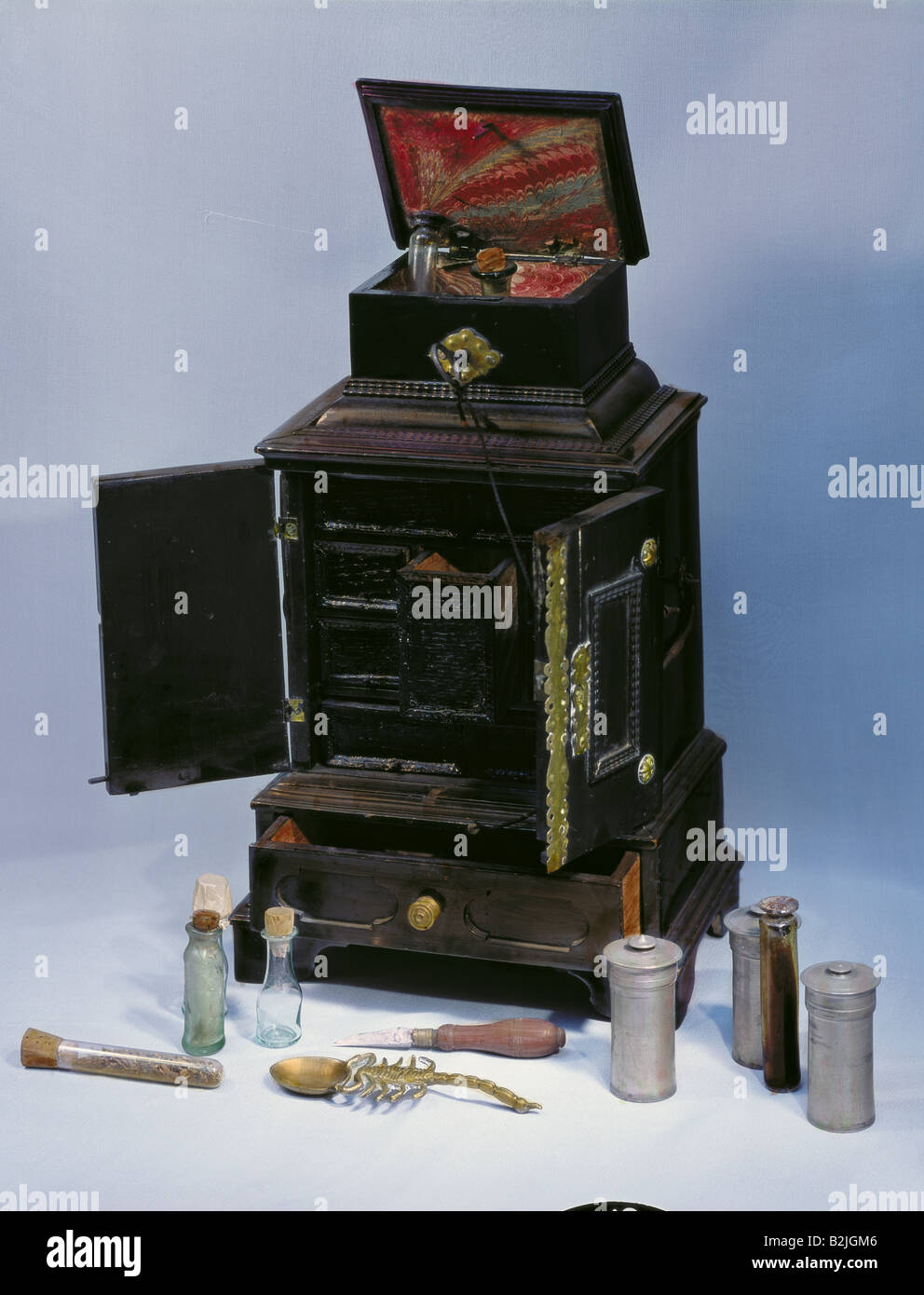 Médecine, pharmacie, pharmacie, armoire, bois de poire, laqué, ferrures de laiton, XVIIe siècle, pharmacie Historical Museum, Bâle, pharmacies, meubles, Suisse, santé, balises, boîtes en étain, capsules, boîtes, couteaux, cuillère à mesurer, scorpion, enduit, peint, vernis, historique, historique, fioles, flacons, flacons, flacons, Banque D'Images