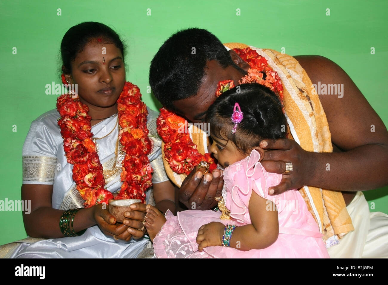 Les parents l'exercice de Namakaran baptême père rituel nom boutique dans les filles de l'oreille et elle boit le miel de son anneau Banque D'Images
