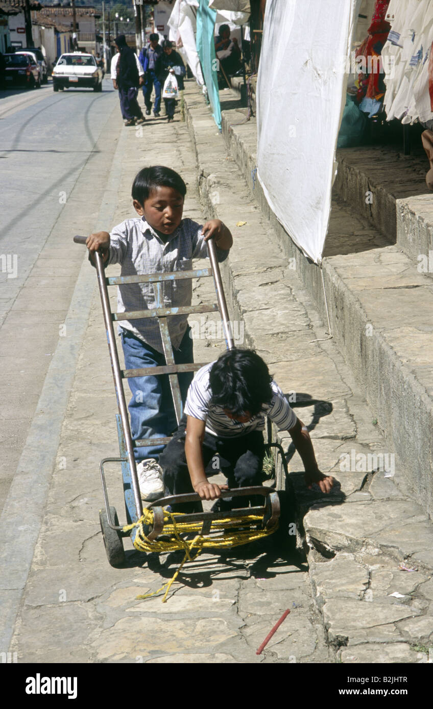 La rue du Marché deux enfants l'un poussant l'autre sur un chariot PUEBLA MEXIQUE Banque D'Images