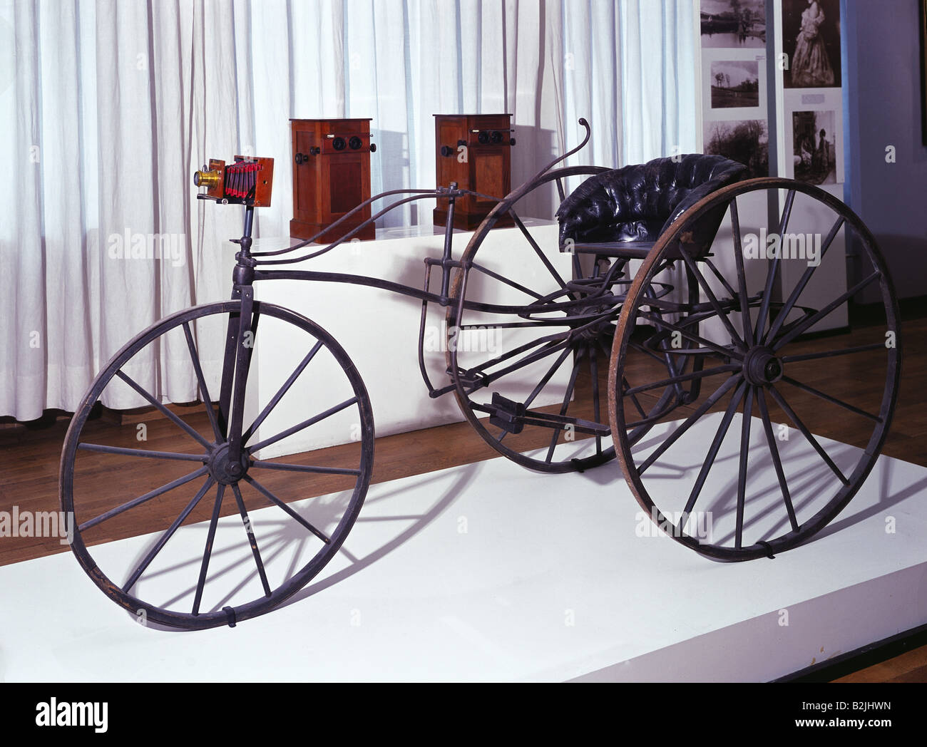 Photographie, appareils photo, tricycle d'un photographe comme trépied pour un appareil photo, Allemagne, vers 1872, Banque D'Images