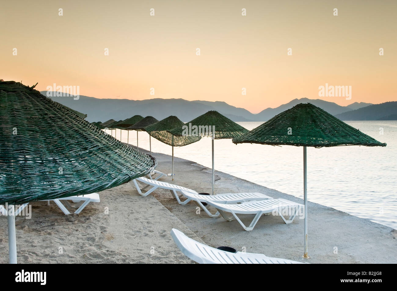 Parapluies de Marmaris Palace Hotel de la baie de Marmaris et mer Méditerranée à l'aube Marmaris Mugla Turquie Banque D'Images