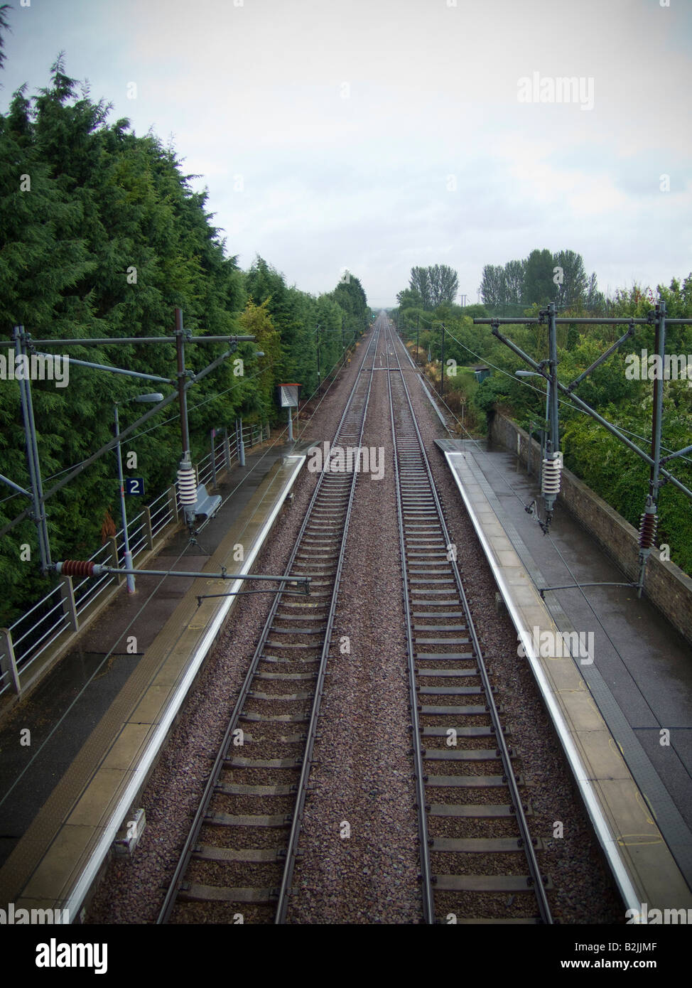 Une vue vers le bas la voie d'une longue section de la voie staight Cambridgeshire UK Banque D'Images