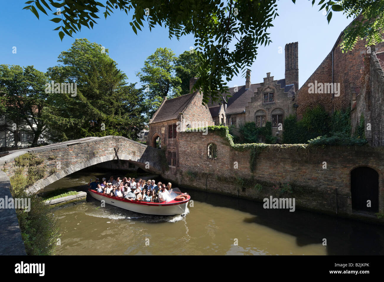 Canal et sortie en bateau dans la vieille ville par Bonifaciusbrug Arantspark, St, Bruges, Belgique Banque D'Images