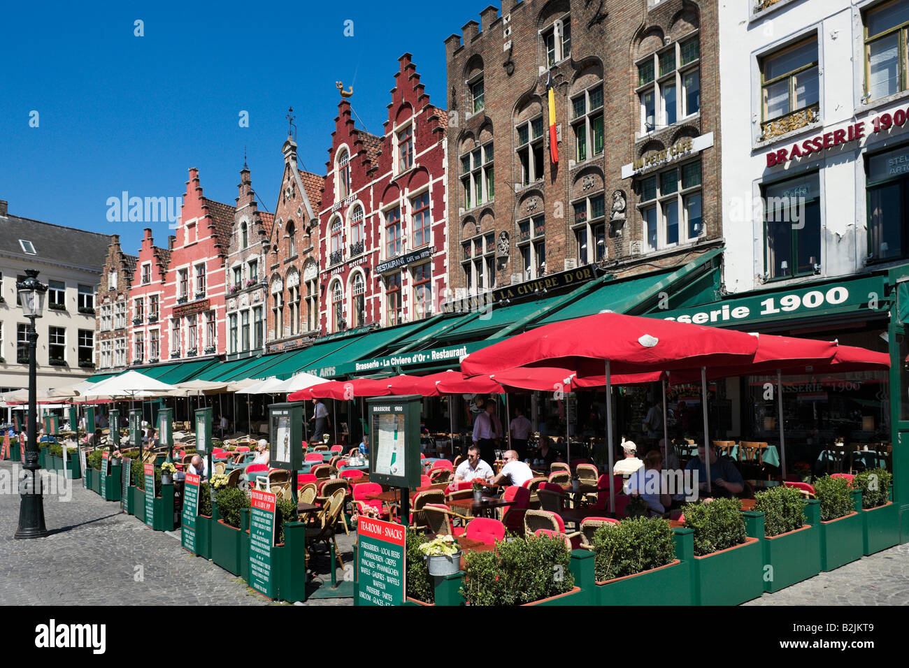 Les cafés de la Grand Place (place principale) dans le centre de la vieille ville, Bruges, Belgique Banque D'Images