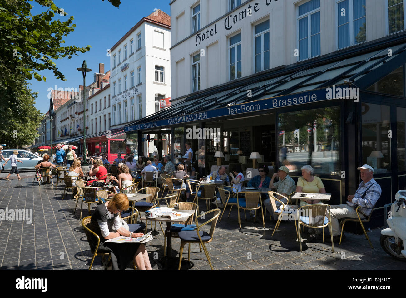 Les cafés de T'Zand, dans la vieille ville, Bruges, Belgique Banque D'Images