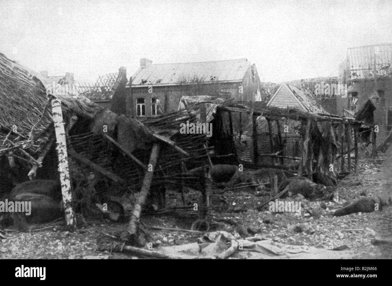 Événements, première Guerre mondiale / première Guerre mondiale, front occidental, France, offensive de printemps allemande 1918, huttes de cheval détruites par l'artillerie dans Estaires après l'assaut de la ville le 15.4.1918, , Banque D'Images