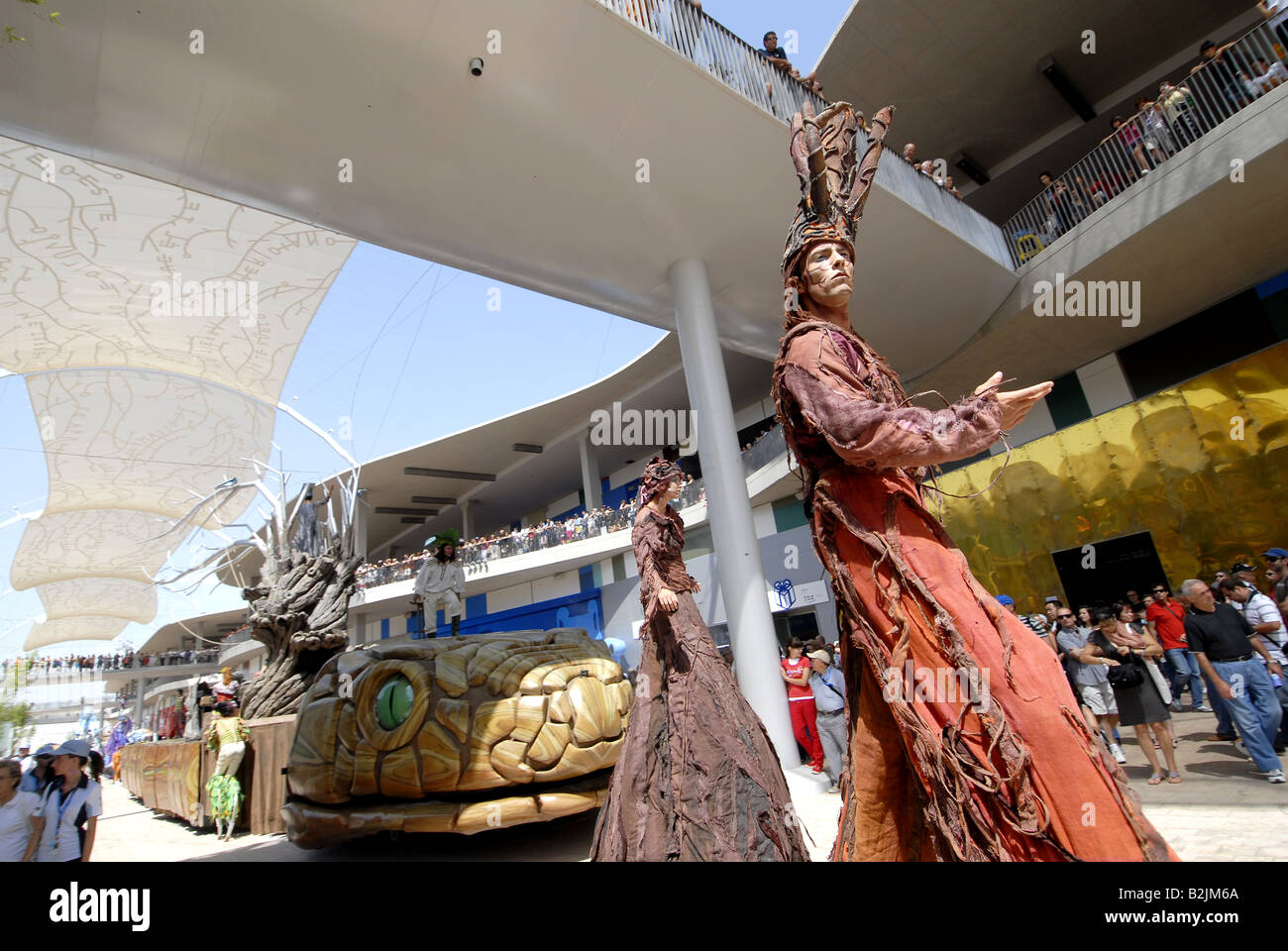 Le Cirque du Soleil's cavalcade l'éveil de la Serpent à l'Expo 2008 Banque D'Images