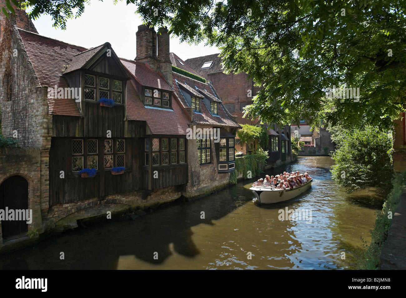 Canal et sortie en bateau de la vieille ville près de St Bonifaciusbrug Arantspark,, Bruges, Belgique Banque D'Images