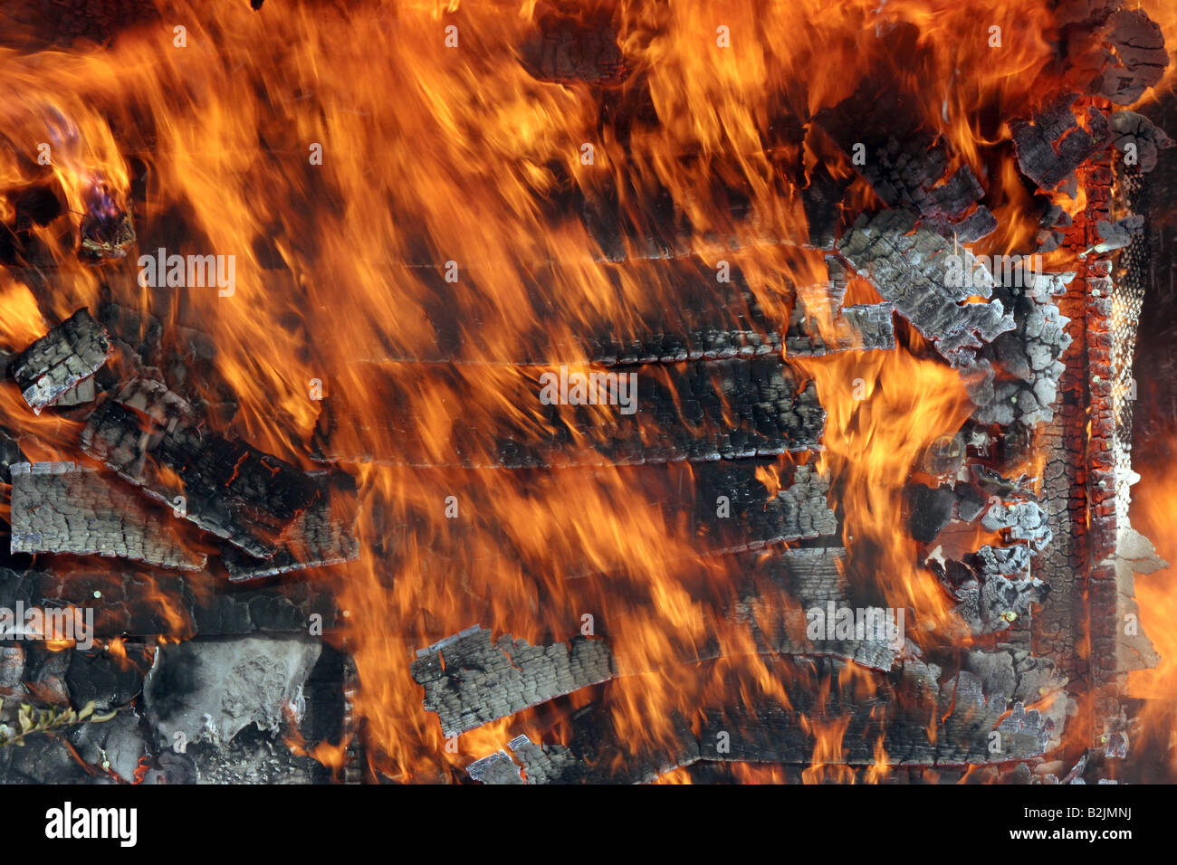 Les parements en bois sur le feu à la maison en brûlant le bâtiment Banque D'Images